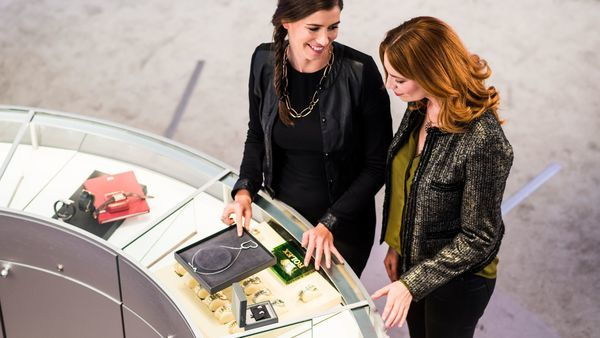 Twee dames kiezen een juweel