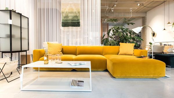 Knalgele sofa bij Espoo interieurwinkel
