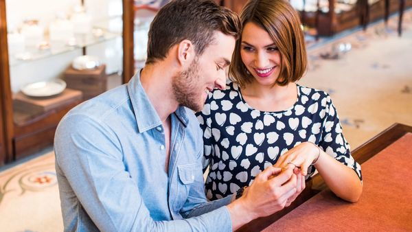Koppel bekijkt ring in Juwelenhuis Ruys