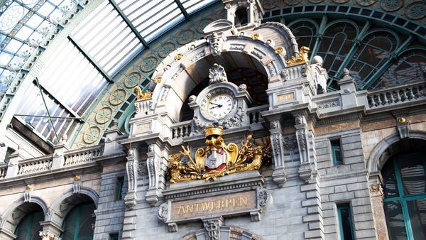 Klok in de spoorweghal van het Centraal Station