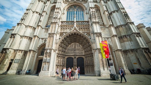 Cathédrale Notre-Dame, visiteurs au portail d'entrée