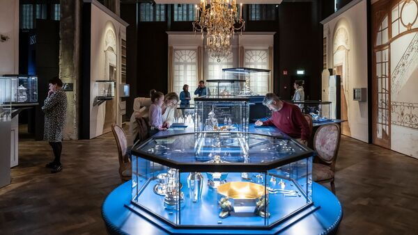 DIVA, eetzaal, bezoekers kijken rond en bewonderen