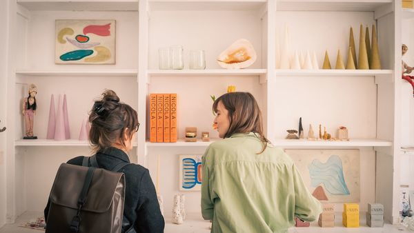 Twee vrouwen kijken naar rek met originele objecten in Wilder