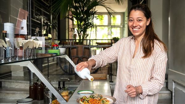 Chef legt de laatste hand aan een vegetarisch bordje groenten