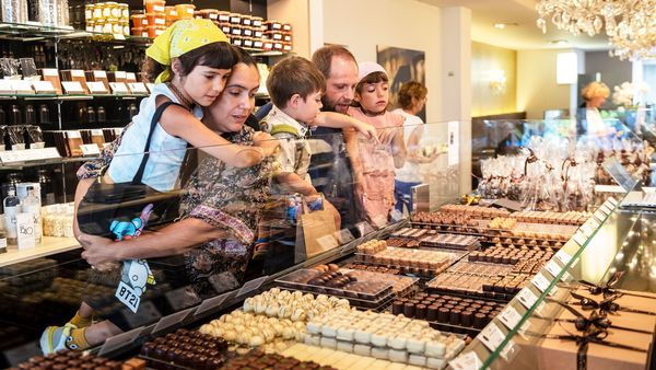 Gunther Watté Chocoladecafé, gezin kijkt naar pralines in de toonbank