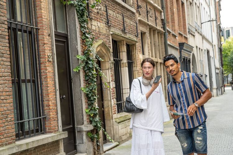 Koppelt houdt gsm vast en luisterst samen naar de DIVA audiotour