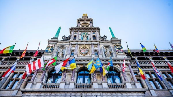 Fachada del Ayuntamiento con banderas de colores